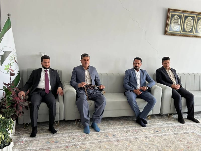 مسؤول مكتب إقليم كردستان الأستاذ صباح الصالحي يزور الشيخ عادل، شيخ عشيرة تاوكوزي، في ناحية زرايان بمحافظة السليمانية. وكان اللقاء ودياً حافلاً بالنقاش حول دور العشائر في تعزيز السلم المجتمعي.