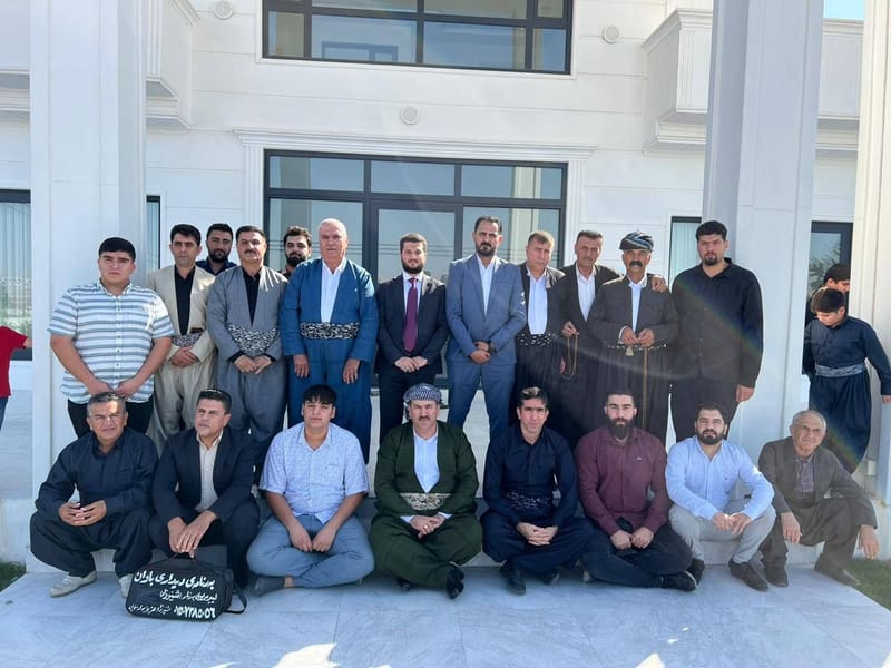 مسؤول مكتب إقليم كردستان الأستاذ صباح الصالحي يزور الشيخ حاكم طه، شيخ عشيرة ماموي، في منطقة باريكه بمحافظة السليمانية. 
تناول اللقاء أهمية التواصل المستمر بين الأطراف السياسية والزعامات العشائرية من أجل الحفاظ على الهدوء الأمني وتعزيز التماسك المجتمعي.