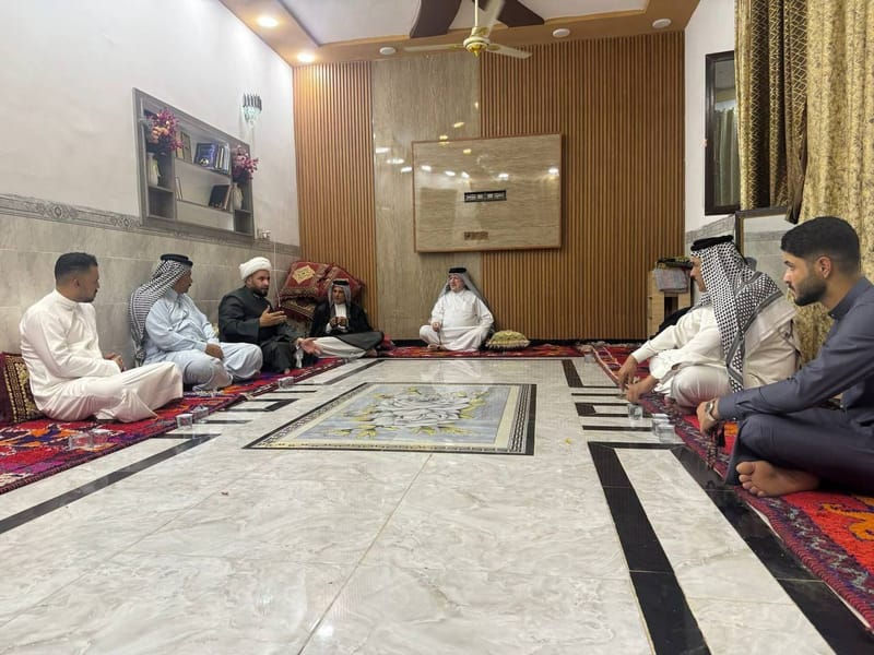 أمين محافظة واسط الشيخ حميد الكعبي مع الوفد المرافق له يزور الحاج جواد القريشي لتقديم التهاني بمناسبة زواج حفيده، واللقاء مع الشيخ أبو جنات الفرهود شيخ عام عشيرة قريش.