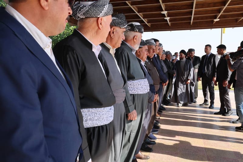 في مضيف جناب الشيخ كريم آغا گوران، في محافظة دهوك، التقي سماحة السيد عمار الحكيم  جمعا من شيوخ ووجهاء هذه العشيرة الكريمة وأبناء المنطقة