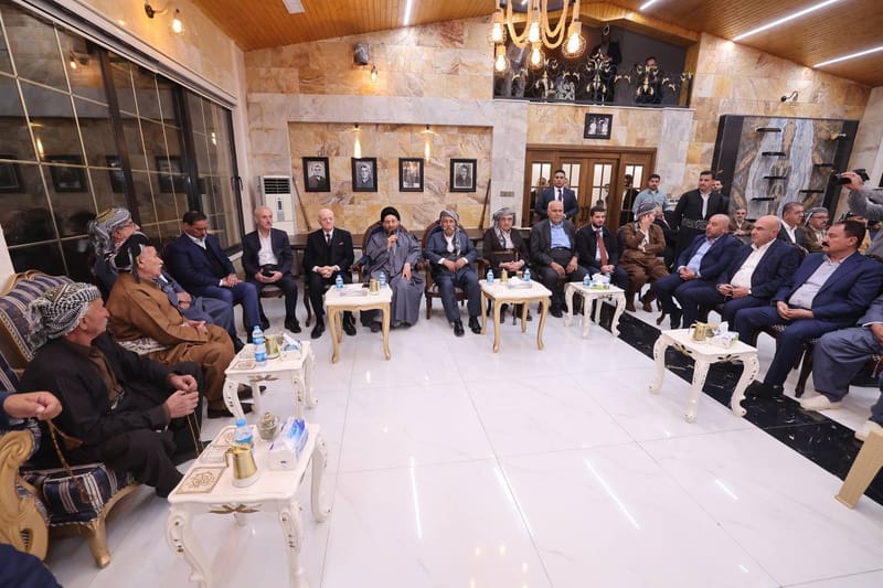 في مضيف عشيرة دزەئی، مضيف المرحوم الحاج هادي آغا في محافظة أربيل، التقي سماحة السيد عمار الحكيم  جمعا كريما من الشيوخ والوجهاء من عشيرة دزەئی والعشائر الأخرى الكريمة