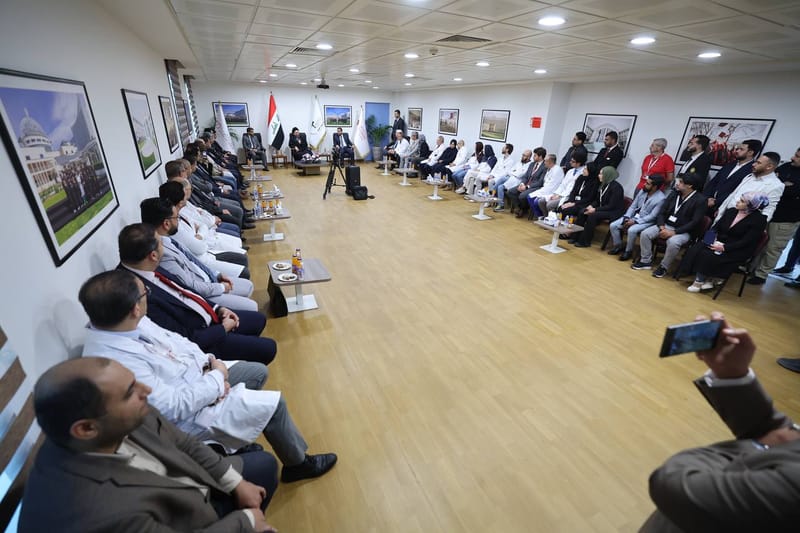 زار سماحة السيد عمار الحكيم  مستشفى النجف الأشرف التعليمي، تفقدنا بعض الراقدين في المستشفى والتقينا ملاكات المستشفى من أطباء وممرضين وكادر إداري