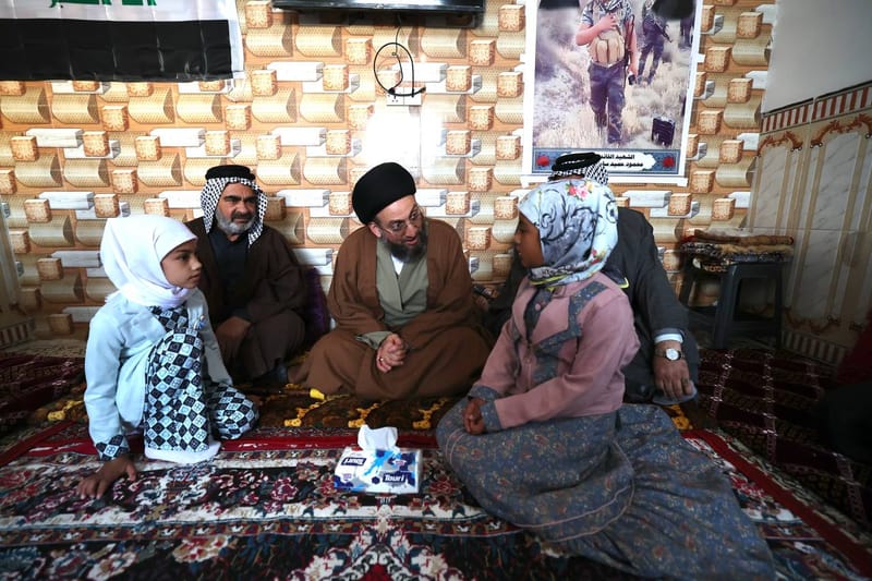 خلال زيارة سماحة السيد عمار الحكيم  لعائلته الكريمة، ترحم على روح الشهيد محمود حميد سلمان الفضلي  في قضاء النعمانية بمحافظة واسط.