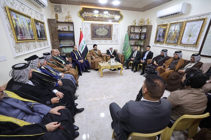 في مضيف السادة الطباطبائية يتقدمهم جناب السيد عبد المنعم الطباطبائي، أبدي سماحة السيد عمار الحكيم  سعادته بهذا اللقاء مع السادة والشيوخ والوجهاء