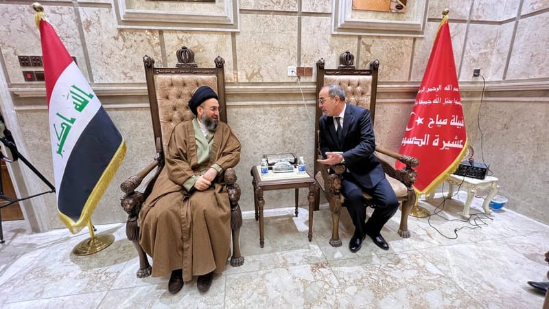 استضاف  مضيف جناب الشيخ لطيف ياسر خليفه شيخ عشيرة آل هاشم الدسوم- قبيلة مياح   سماحة السيد عمار الحكيم