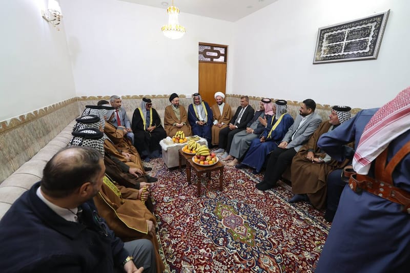 لدى زيارة سماحة السيد عمار الحكيم منزل الأستاذ عصام صگب شياع  البوعجي الزبيدي، وبحضور جناب الشيخ نجم خيون الشعلان شيخ عام البوعجي، التقي سماحته عددا من الشيوخ والوجهاء .