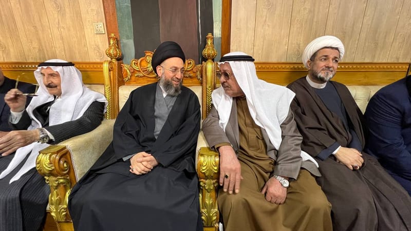 في المضيف العامر لقبيلة آل عزة مضيف المرحوم الشيخ حبيب الخيزران العزاوي، التقي سماحة السيد عمار الحكيم بجمع كريم من السادة والشيوخ والوجهاء يتقدمهم الشيخ زمن و الشيخ مازن الخيزران