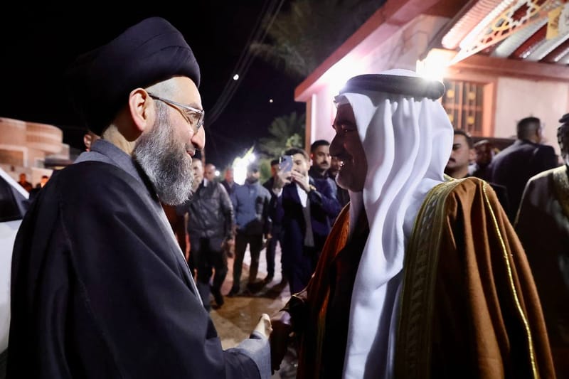 إلتقي سماحة السيد عمار الحكيم  جمعا من الشيوخ والوجهاء خلال زيارته  للمضيف العامر الاخ  العزيز جناب الشيخ فاروق زنگنة في منطقة حمرين بمحافظة ديالى.