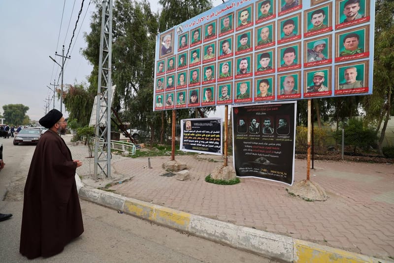 عند مدخل ناحية تازة بمحافظة كركوك، وقف سماحة السيد عمار الحكيم  عند جدارية الشهداء وقرأ  سورة الفاتحة المباركة على أرواحهم