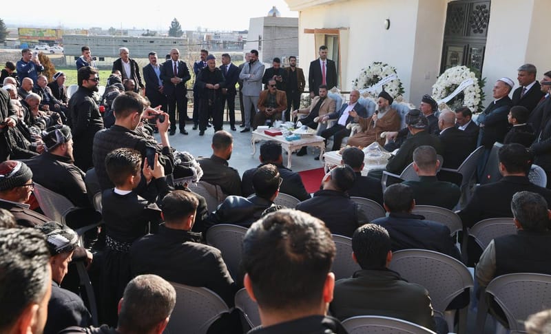 التقي سماحة السيد عمار الحكيم مضيف جناب الشيخ يوسف حاجي كاكه شيخ عشيرة شيخ اسماعيلي في قضاء سيد صادق بمحافظة السليمانية