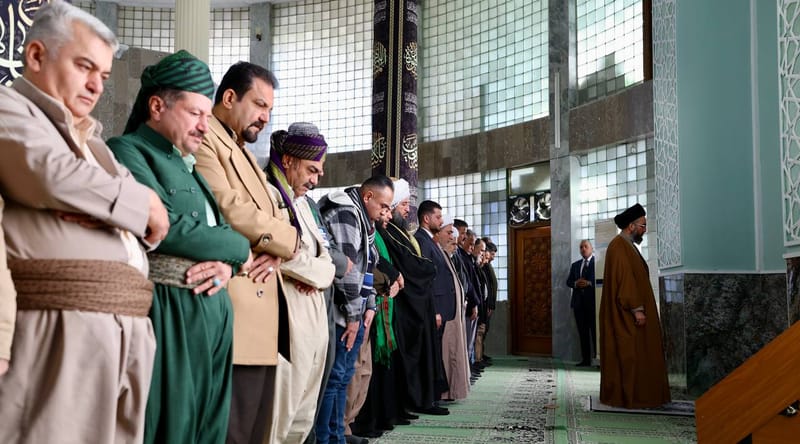 شارك سماحة السيد عمار الحكيم  المصلين أداء صلاة الظهرين في مسجد وحسينية الإمام السيد محسن الحكيم ( قدس سره الشريف)