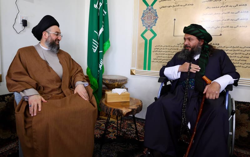 التقي سماحة السيد عمار الحكيم  عددًا من السادة والشيوخ والوجهاء لدى زيارته لتكية السيد آصف الكسنزاني.