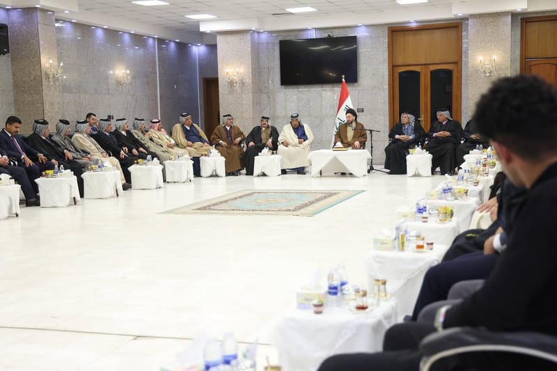 التقي سماحة السيد عمار الحكيم جمعاً من شيوخ ووجهاء عشائر النجف تتقدمهم قبيلة آل عيسى الكريمة ممثلة بجناب الشيخ عبود وحيد