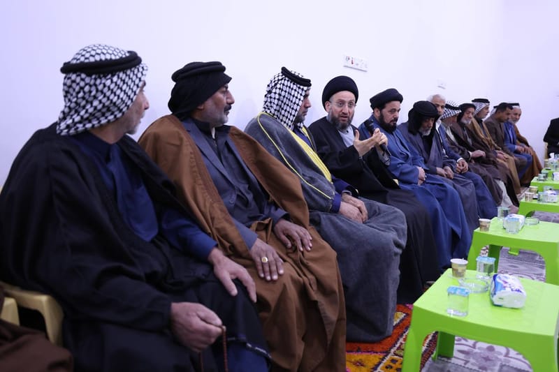 وفي حسينية المرحوم الشيخ أبو هاجر الرويمي، التقي سماحة السيد عمار الحكيم عددا من عوائل الشهداء، وبيّن أن الشهادة عزة وتاج لعائلة الشهيد وأهله وعشيرته ومحافظته