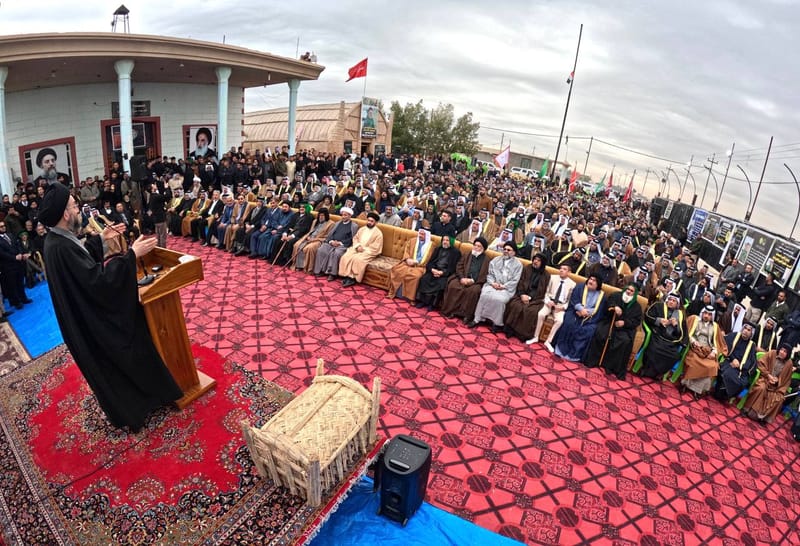 في مضيف السادة البطاط، مضيف المرحوم السيد فالح البطاط، التقي سماحة السيد عمار الحكيم  جمعًا غفيرًا من السادة الأجلاء والشيوخ الكرام وشيوخ ووجهاء عشائر شمال البصرة