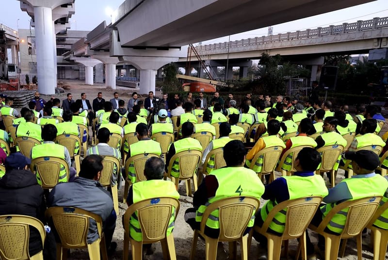 لقاء سماحة السيد عمار الحكيم  جمعا من المهندسين والعمال العاملين في إحدى مواقع العمل في العاصمة بغداد