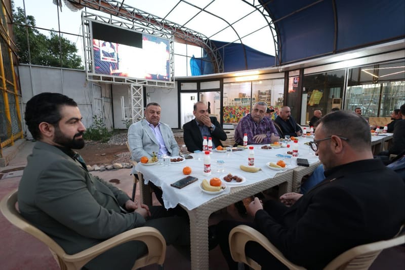 مع مدربي وأعضاء الاتحاد العراقي للكيكوشن كاي، وعدد من الرياضيين الرواد والمدربين، الدكتور محمد حسام الحسيني يشارك في مأدبة إفطار تخللها حديث عن واقع الرياضة العراقية.