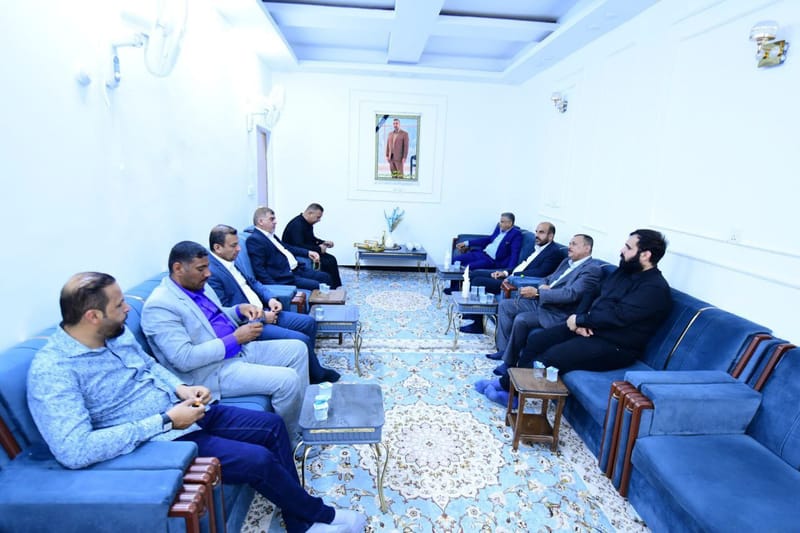 وفد قيادي من محافظة ذي قار برئاسة أمين المحافظة الأستاذ حيدر غني الحسيناوي يزور عدداً من شيوخ ووجهاء المحافظة لتقديم التهاني والتبريكات بحلول عيد الفطر المبارك.