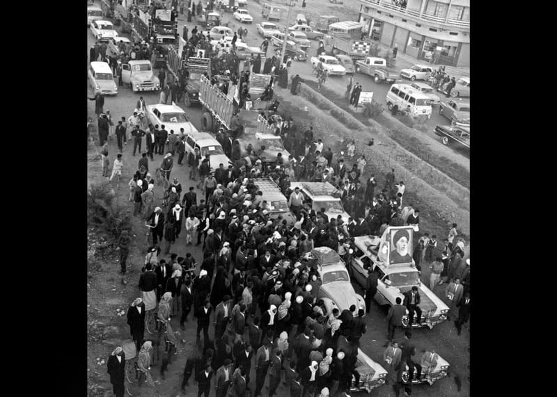 صورة لنقل الضريح المقدس لأبي الفضل العباس عليه السلام من مدينة إصفهان إلى كربلاء المقدسة، ويظهر فيها رفع صورة مرجع الطائفة الإمام السيد محسن الحكيم قدس سره في مقدمة القافلة التي كانت تحمل الضريح الجديد.