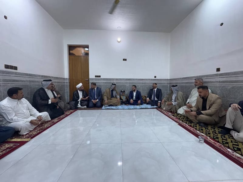 السيد رضا الحكيم يزور منزل الأستاذ سلمان الفضلي في قضاء النعمانية، بحضور الشيخ أبو كرار الفضلي، وعدد من المحبين.