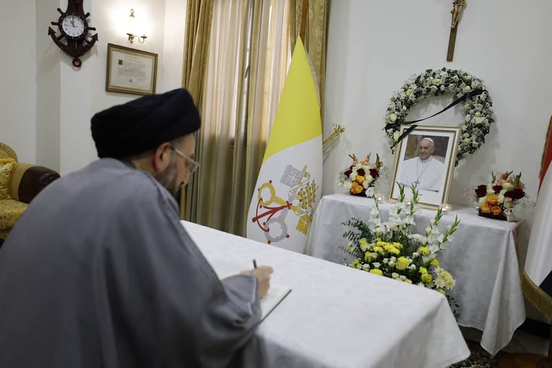 لدى زيارة سماحة السيد عمار الحكيم لسفارة الفاتيكان في العراق، قدم التعازي برحيل الحبر الأعظم قداسة البابا فرنسيس