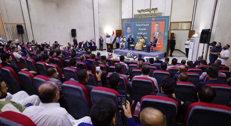 التقى سماحة السيد عمار الحكيم ‏في قائمقامية قضاء الفلوجة، وبحضور سيادة النائب يحيى المحمدي، وقائم مقام الفلوجة،  مسؤولي الوحدات الإدارية في الفلوجة، وعدد من أعضاء مجلس محافظة الأنبار، ونخب وكفاءات الفلوجة.