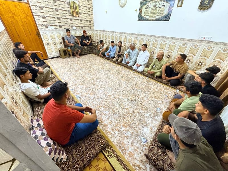 مسؤول تنظيمات ديالى السيد أسعد الأعرجي يلتقي جمعاً من شباب التيار في قضاء الخالص، بمضيف الأستاذ علي عيسى العبيدي مسؤول منطقة جديدة الأغوات.