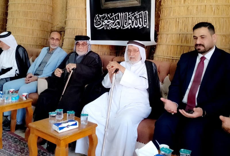 جانب من حضور مسؤول إقليم الجنوب السيد قصي الموسوي، والوفد المرافق له لمجلس عزاء قبيلة حچام في مدينة سوق الشيوخ