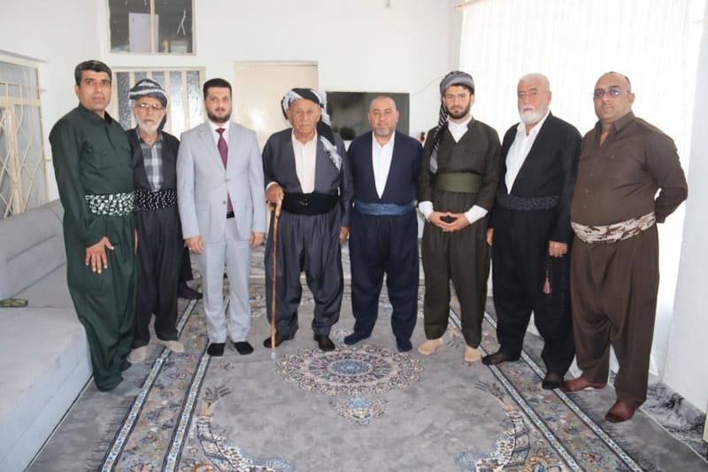 الأستاذ صباح الصالحي يزور الحاج مام قاسم الحيدري، أحد وجهاء السادة الحيدري في قضاء كويسنجق.