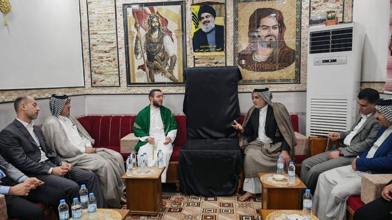 من مركز قضاء السماوة.. السيد رضا الحكيم يزور منزل الحاج سجاد أبو كلل، بحضور مسؤول إقليم الفرات الأوسط الأستاذ حيدر العويدي.