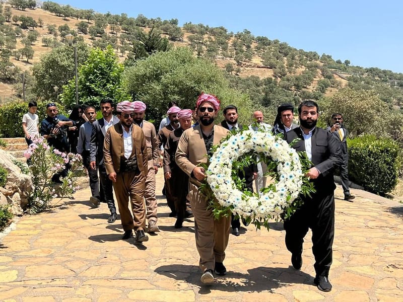 مسؤول إقليم كردستان الأستاذ صباح الصالحي يزور مدينة بارزان، ويقف عند قبر ملا مصطفى البارزاني ويشارك في مراسم وضع إكليل من الزهور على ضريحه.