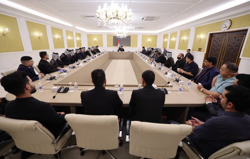 التقي سماحة السيد عمار الحكيم  عددًا من شيوخ ووجهاء منطقة العباسية في محافظة النجف الأشرف