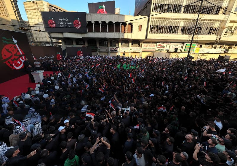 كنا وسنبقى على العهد.. لبيك ياحسين 
مشهد يختزل العزّة والوفاء