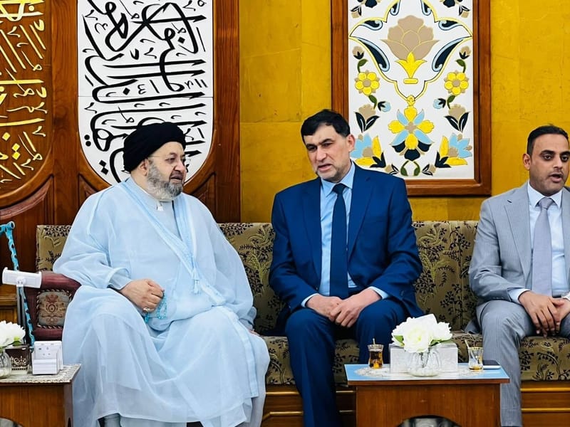 أمين البصرة الدكتور حسن خلاطي يزور زعيم الطائفة الشيخية السيد عبد العال الموسوي لتهنئته بعيد الأضحى المبارك.