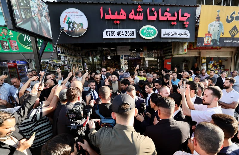 سماحة السيد الحكيم يتجول في أحد شوارع دهوك ويزور مقهى الشهداء الشعبي