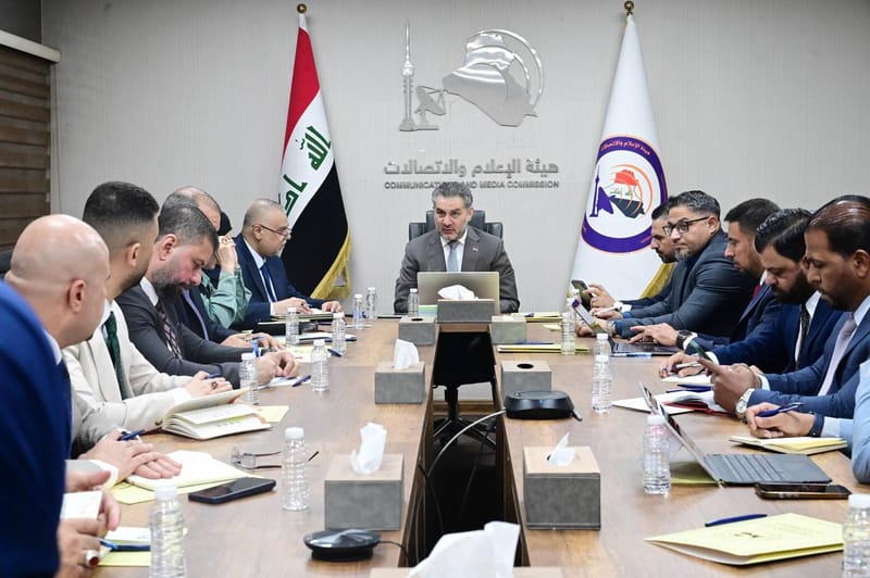 رئيس الجهاز التنفيذي لهيأة الإعلام يوجه بإطلاق البريد المحلي للهيأة ويناقش لوائح الشرائح الوهمية والطائرات المسيّرة