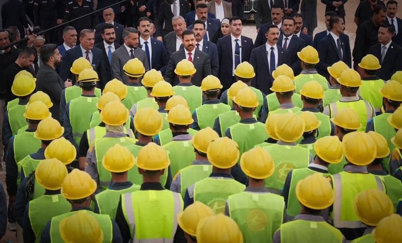 بحضور محافظ النجف الأشرف.. رئيس الوزراء يضع حجر الأساس لمدينة السلام السكنية