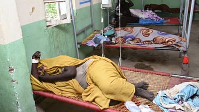 تفشي وباء الكوليرا في السودان: معتقلون يستسلمون للكوليرا غير المعالجة في سجن دقريس في مدينة نيالا، جنوب دارفور.