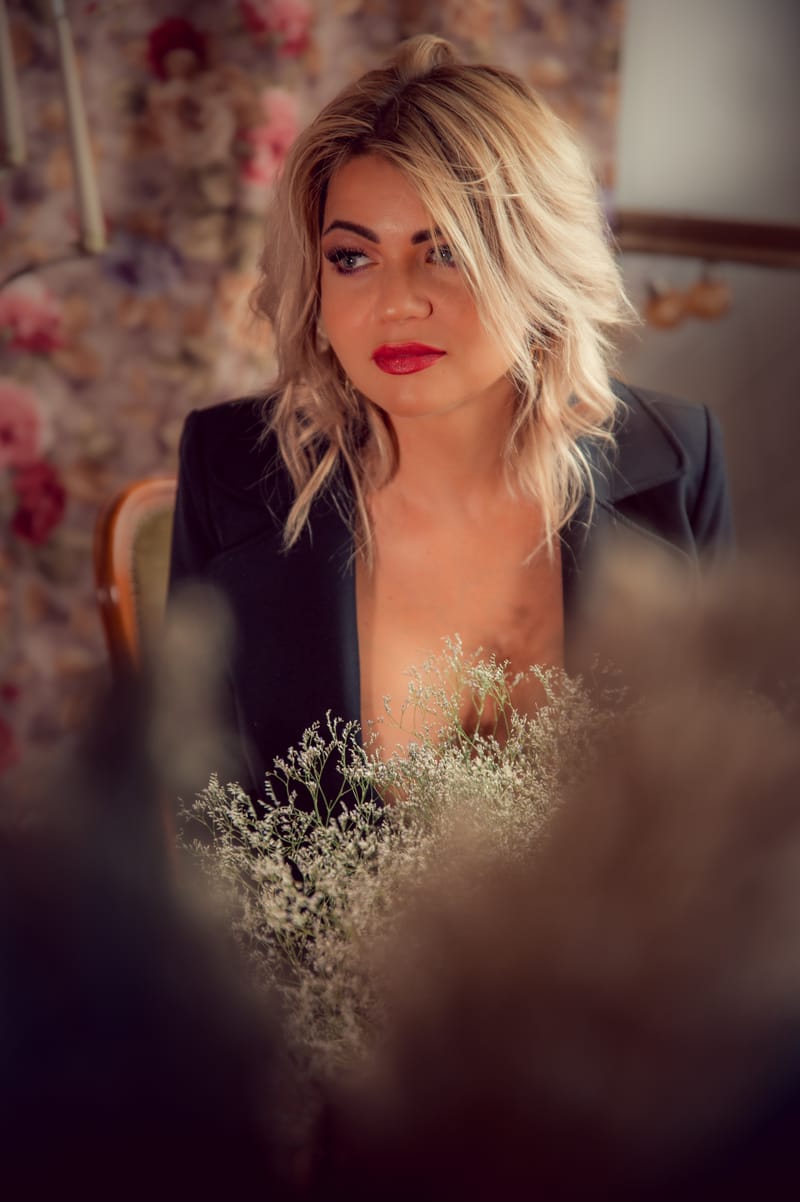 Kobiece sesje zdjęciowe w studio – odkryj swoją siłę i piękno