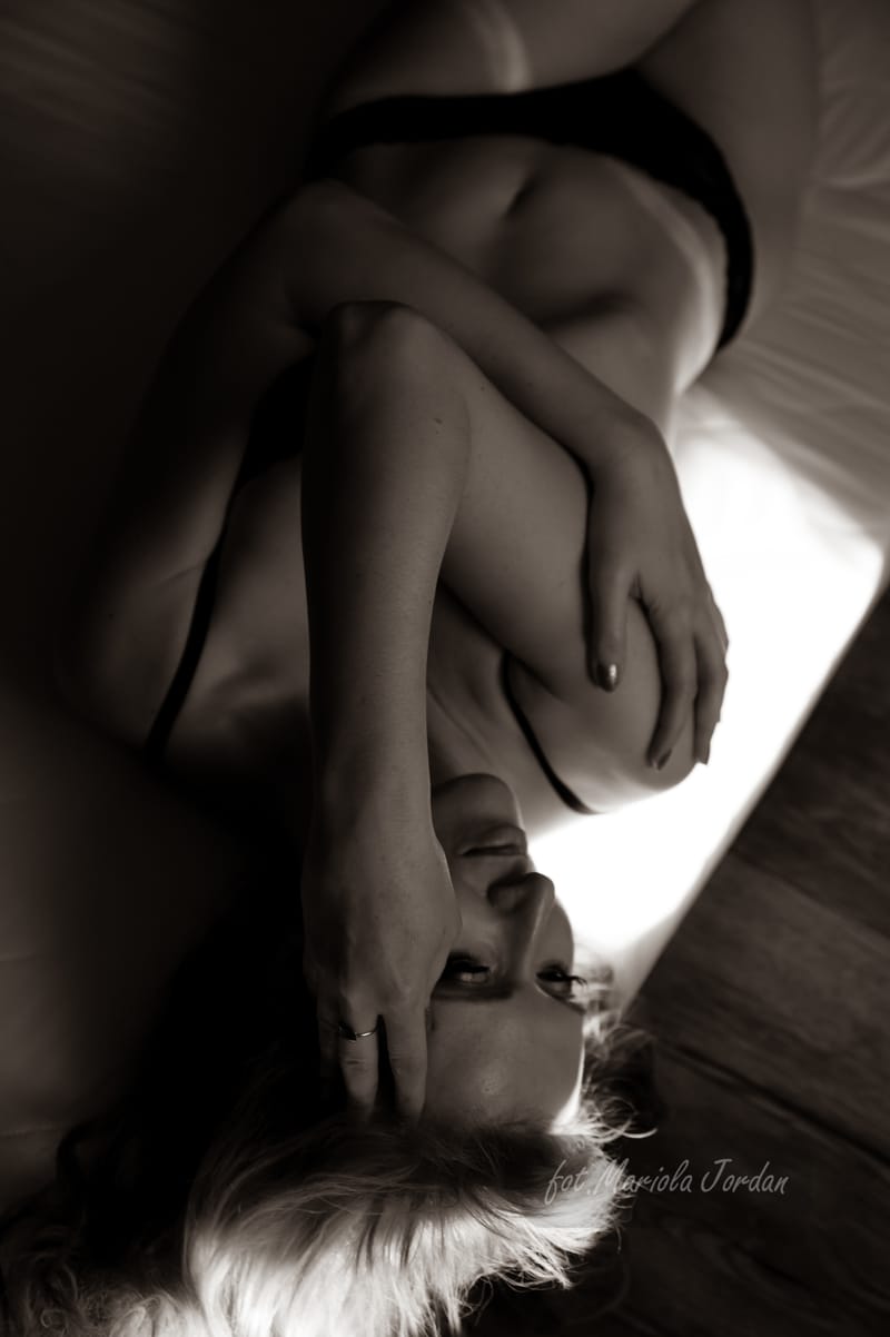 Kobiece sesje zdjęciowe w studio – odkryj swoją siłę i piękno