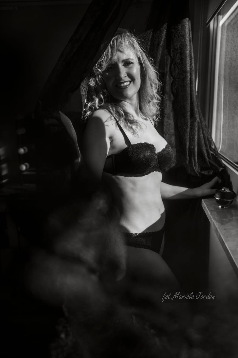 Kobiece sesje zdjęciowe w studio – odkryj swoją siłę i piękno