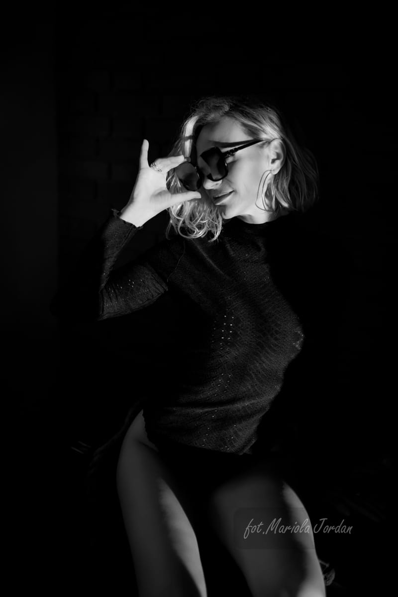 Kobiece sesje zdjęciowe w studio – odkryj swoją siłę i piękno