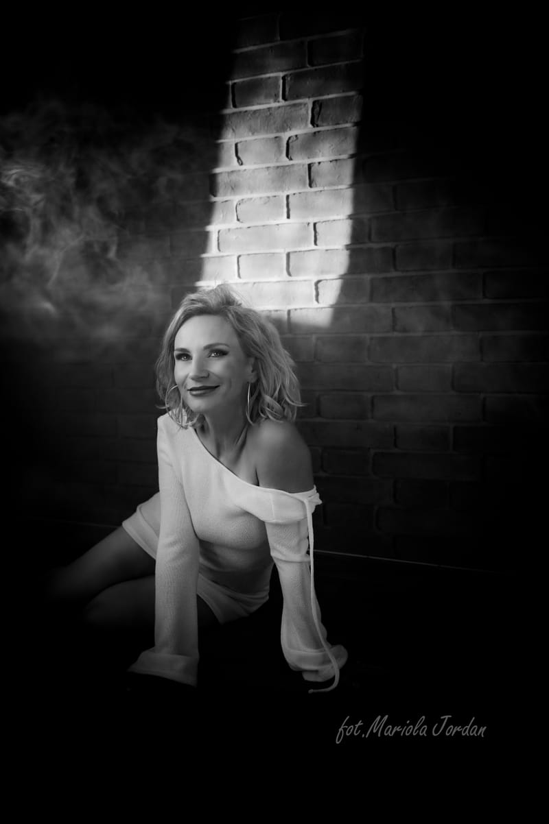 Kobiece sesje zdjęciowe w studio – odkryj swoją siłę i piękno