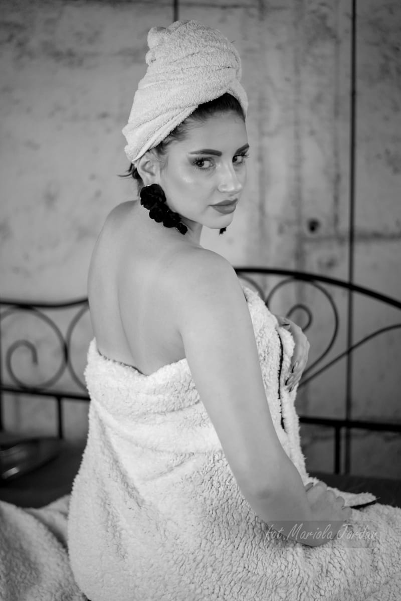 Kobiece sesje zdjęciowe w studio – odkryj swoją siłę i piękno