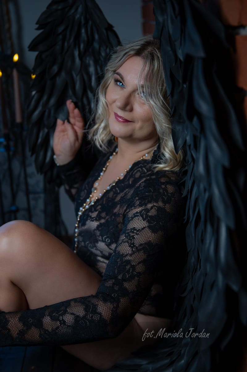 Kobiece sesje zdjęciowe w studio – odkryj swoją siłę i piękno