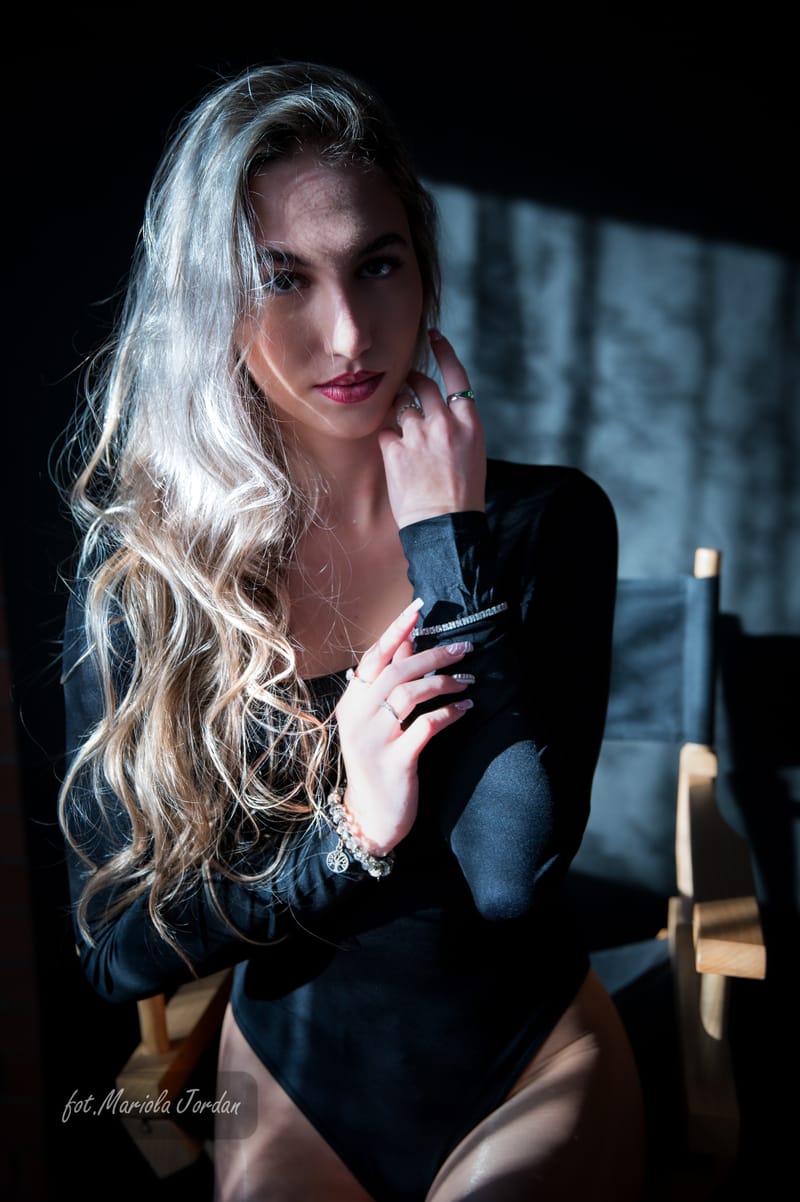 Kobiece sesje zdjęciowe w studio – odkryj swoją siłę i piękno