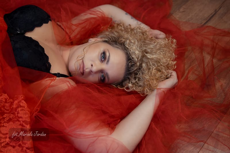 Kobiece sesje zdjęciowe w studio – odkryj swoją siłę i piękno