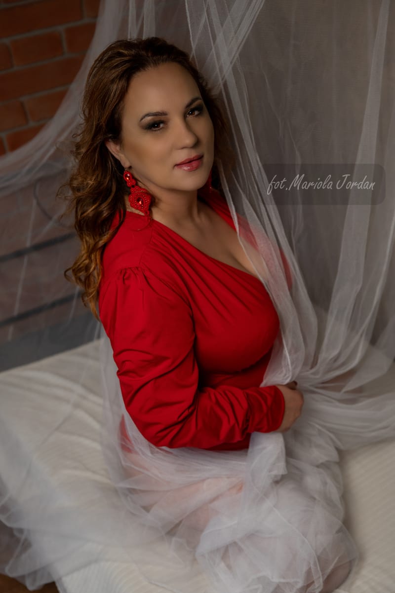 Kobiece sesje zdjęciowe w studio – odkryj swoją siłę i piękno