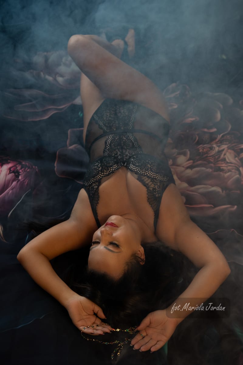 Kobiece sesje zdjęciowe w studio – odkryj swoją siłę i piękno