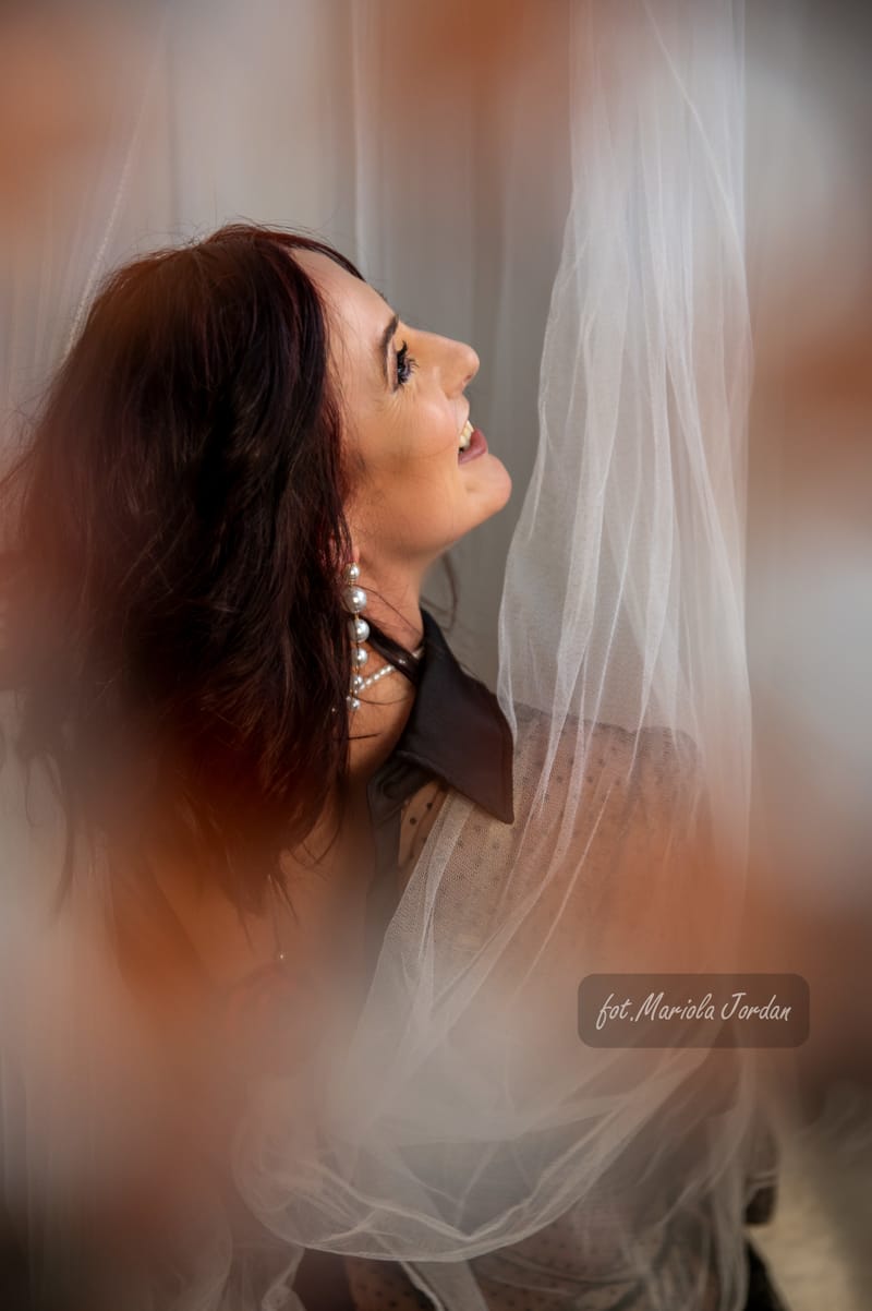 Kobiece sesje zdjęciowe w studio – odkryj swoją siłę i piękno